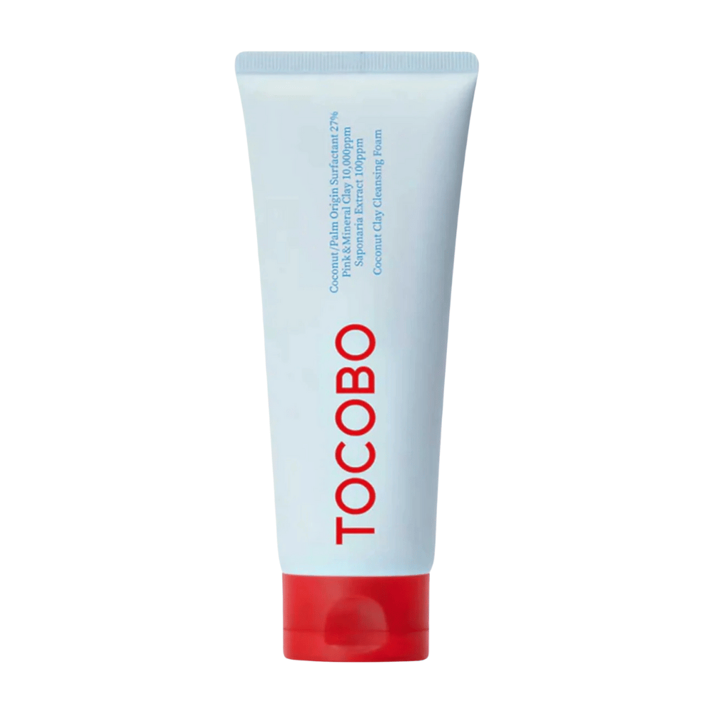 Ο σωλήνας του TOCOBO Coconut Clay Cleansing Foam είναι ορατός. Ο σωλήνας είναι ανοιχτό μπλε με κόκκινο καπάκι και το κείμενο "TOCOBO" με κεφαλαία γράμματα στο μπροστινό μέρος. Το προϊόν περιγράφεται ως αφρός καθαρισμού από πηλό καρύδας και περιέχει φυσικά συστατικά.