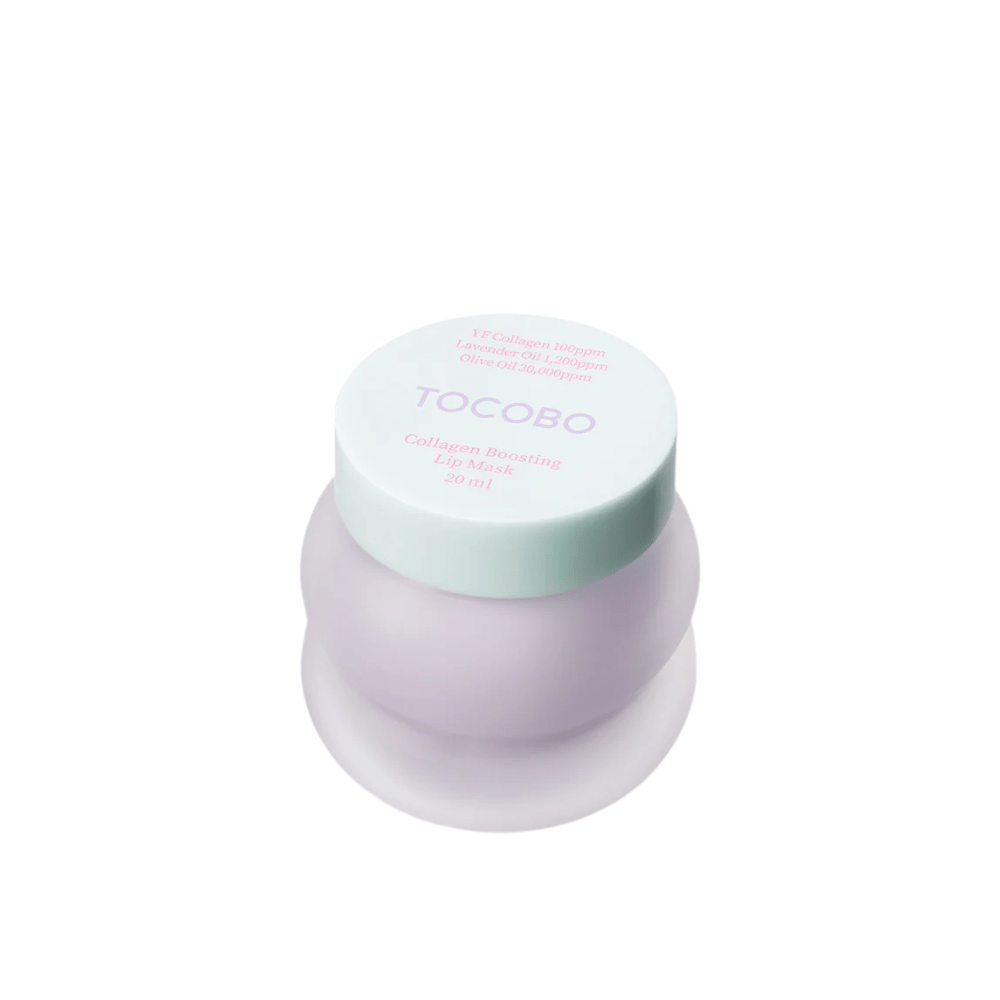 Κοντινό πλάνο σε κλειστό βάζο TOCOBO Collagen Boosting Lip Mask με καπάκι στο χρώμα της μέντας σε λευκό φόντο.