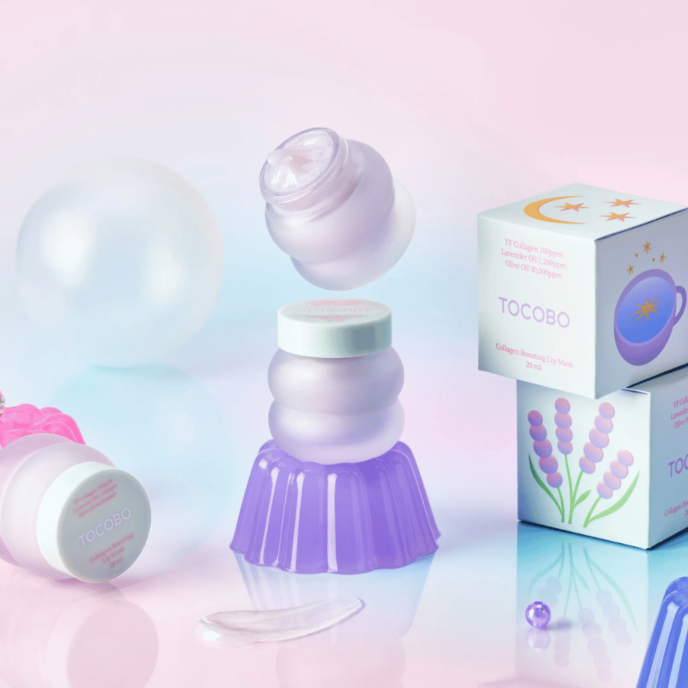 Πολλά βάζα από TOCOBO Collagen Boosting Lip Mask με φανταστικό φόντο σε παστέλ αποχρώσεις.