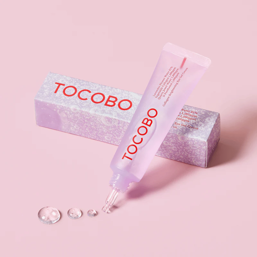 Η εικόνα δείχνει ένα προϊόν από TOCOBO, που είναι ένα "Collagen Brightening Eye Gel Cream". Η συσκευασία είναι ροζ με ένα διάφανο τζελ που βγαίνει από το σωληνάριο. Το προϊόν φαίνεται να προορίζεται για να φωτίζει και να ενυδατώνει την περιοχή γύρω από τα μάτια.