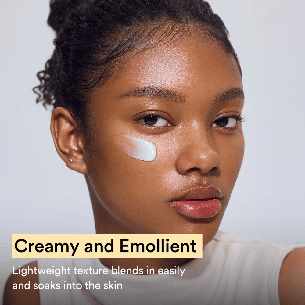 Γυναίκα με Abib Collagen Eye Crème στο μάγουλο. Το προϊόν έχει μεταξένια υφή που απορροφάται γρήγορα και εξομαλύνει την επιφάνεια του δέρματος.