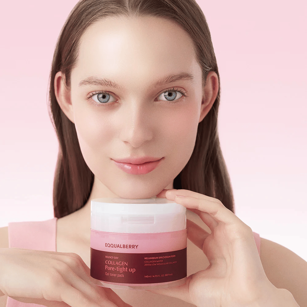 Μια γυναίκα κρατάει ένα βαζάκι Collagen Pore-Tight Up Gel Toner Pads, με ροζ φόντο και ένα χαμόγελο. Το βαζάκι είναι επισημασμένο με το όνομα του προϊόντος και περιέχει pads τόνωσης για να βελτιώσει τη σφριγηλότητα της επιδερμίδας και να μειώσει το μέγεθος των πόρων.