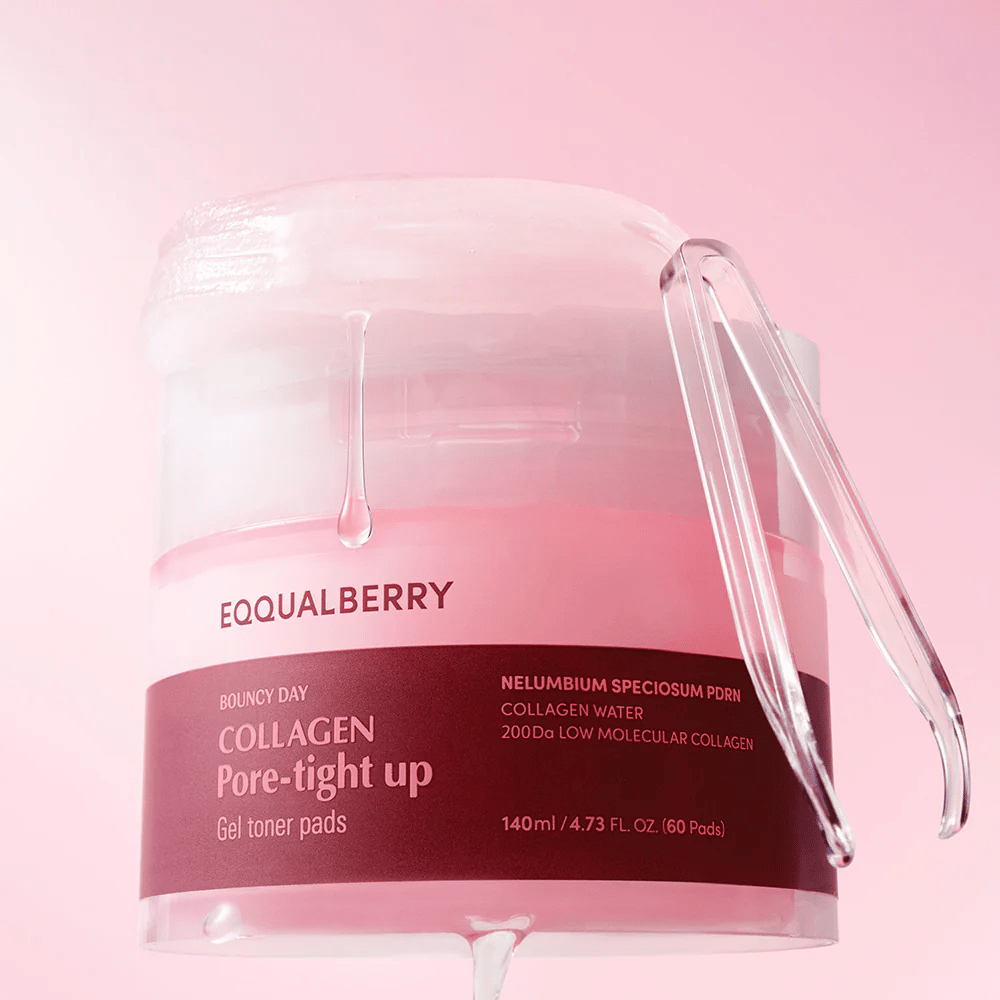Μια συσκευασία του Collagen Pore-Tight Up Gel Toner Pads, με ροζ τόνο και ενεργά συστατικά όπως κολλαγόνο και Nelumbium Speciosum. Το προϊόν δείχνει πώς το τζελ από τη μάσκα στάζει από την άκρη του βαζακιού.