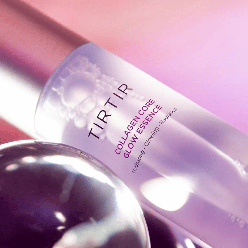 Κοντινή λήψη του TIRTIR Collagen Core Glow Essence – λάμψης essence σε κομψό μωβ μπουκάλι με έμφαση στην ενυδάτωση και τη φυσική λάμψη του δέρματος.