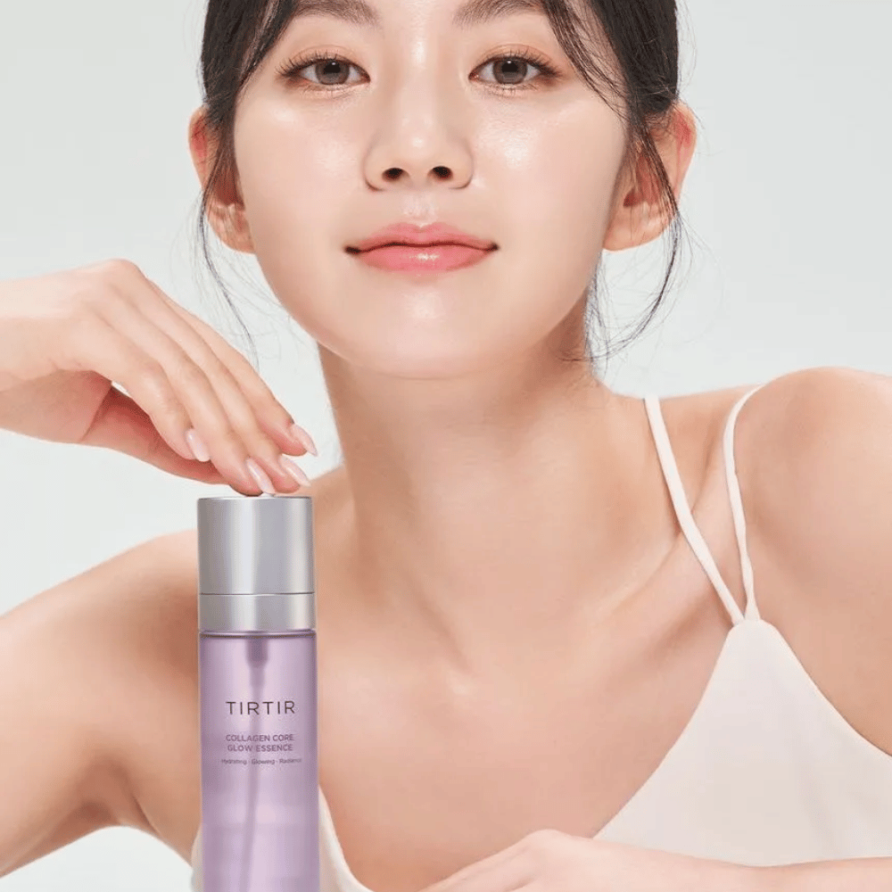 Γυναίκα με λαμπερή επιδερμίδα ποζάρει με TIRTIR Collagen Core Glow Essence – μια λάμψης essence για πιο σφριγηλή και ενυδατωμένη επιδερμίδα.