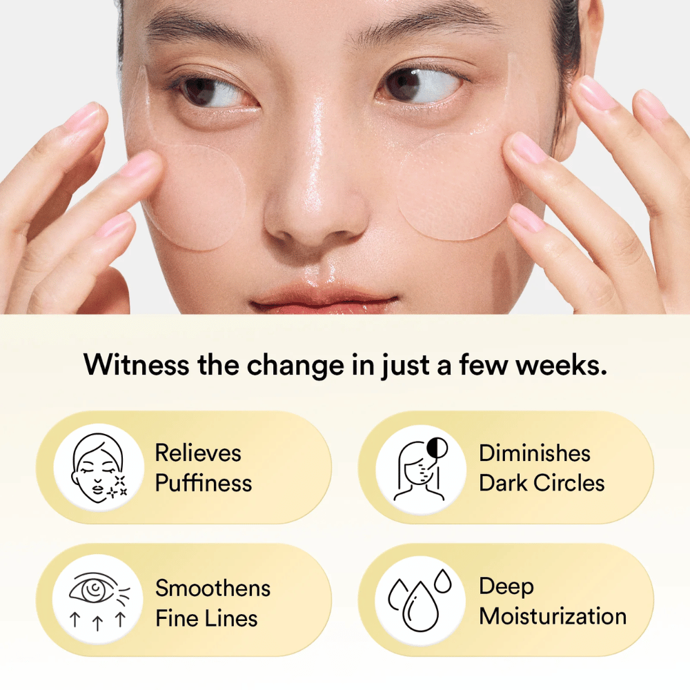 Κοντινό πλάνο γυναίκας που εφαρμόζει Abib Collagen Eye Patch Jericho Rose Jelly κάτω από τα μάτια. Εικονίδια και κείμενο δείχνουν τις επιδράσεις του προϊόντος: μειώνει το πρήξιμο, εξασθενεί τους μαύρους κύκλους, λειαίνει τις λεπτές γραμμές και ενυδατώνει σε βάθος.