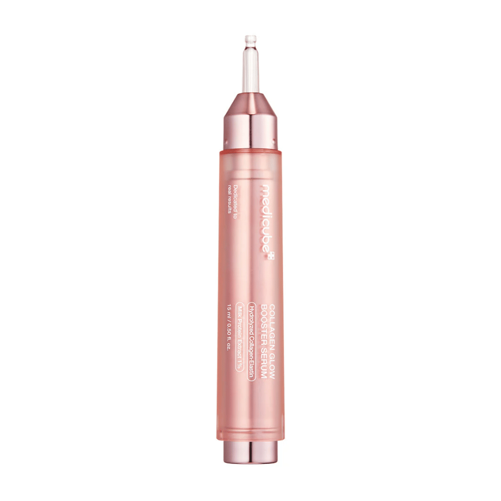 Medicube Collagen Glow Booster Serum είναι ένα προηγμένο προϊόν περιποίησης δέρματος σχεδιασμένο να βελτιώνει τη λάμψη και την ελαστικότητα του δέρματος. Η συσκευασία είναι κομψή σε ροζ, που αναδεικνύει την εστίαση του ορού στο να προσφέρει στο δέρμα μια νεανική και λαμπερή όψη.