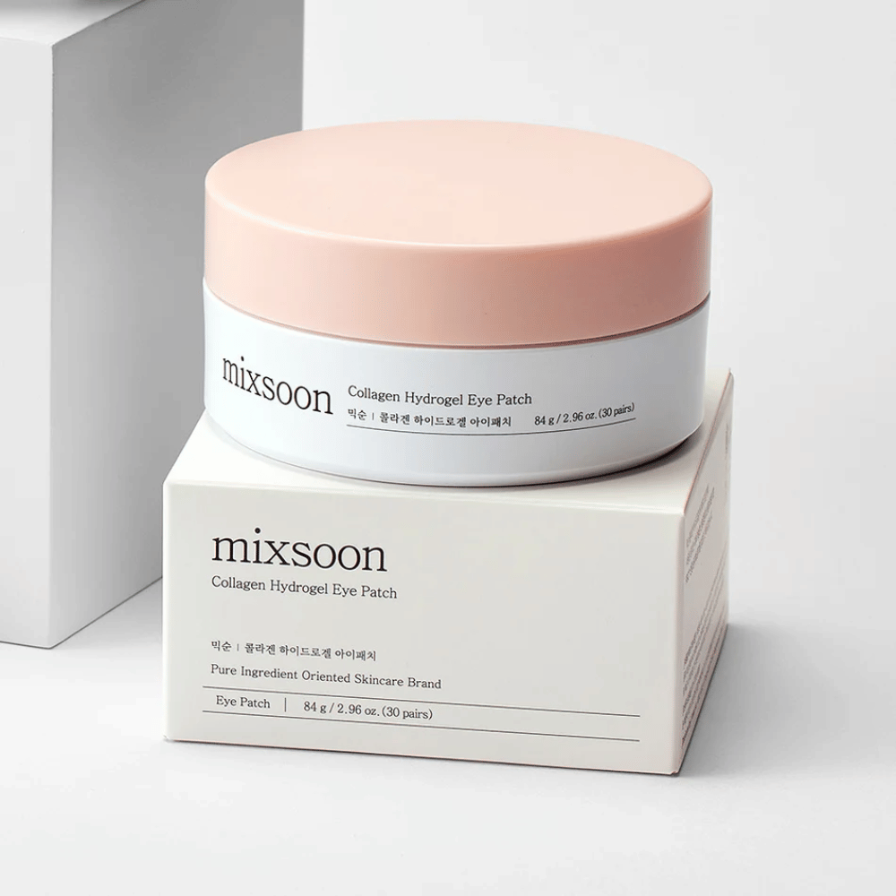 Εικόνα του Mixsoon Collagen Hydrogel Eye Patch. Το βάζο είναι ροζ και λευκό και περιέχει 84 γρ επιθέματα ματιών με κολλαγόνο. Βρίσκεται πάνω σε ένα λευκό κουτί με κείμενο που περιγράφει το προϊόν και το περιεχόμενό του. Ο σχεδιασμός είναι κομψός και μοντέρνος, ιδανικός για περιποίηση ματιών.