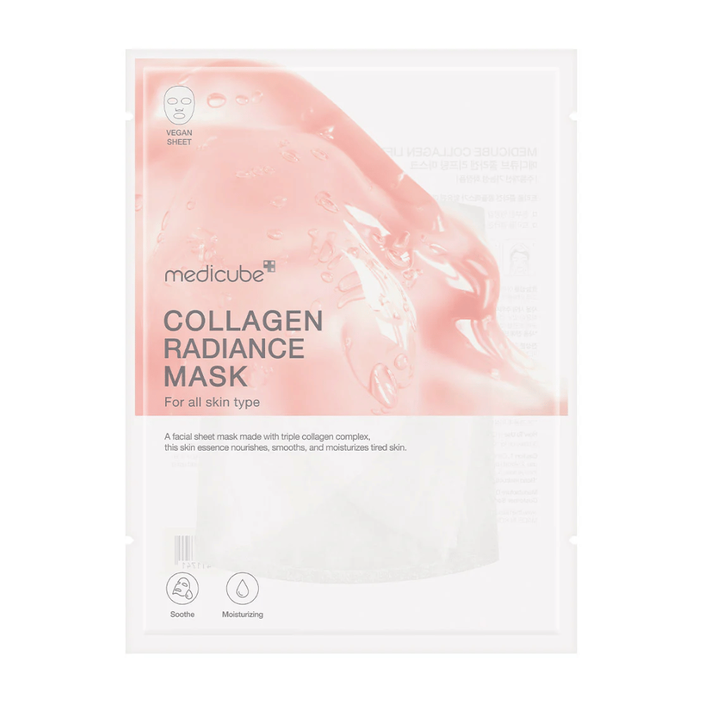 Η συσκευασία της "Medicube Collagen Radiance Mask," μιας μάσκας προσώπου με τρία είδη κολλαγόνου. Η μάσκα προορίζεται για όλους τους τύπους δέρματος και υπόσχεται να ενυδατώσει, να εξομαλύνει και να δώσει λάμψη στο κουρασμένο δέρμα. Η συσκευασία είναι σε ανοιχτό χρώμα με ευδιάκριτο κείμενο και γραφικά στοιχεία που αναδεικνύουν τα χαρακτηριστικά του προϊόντος.