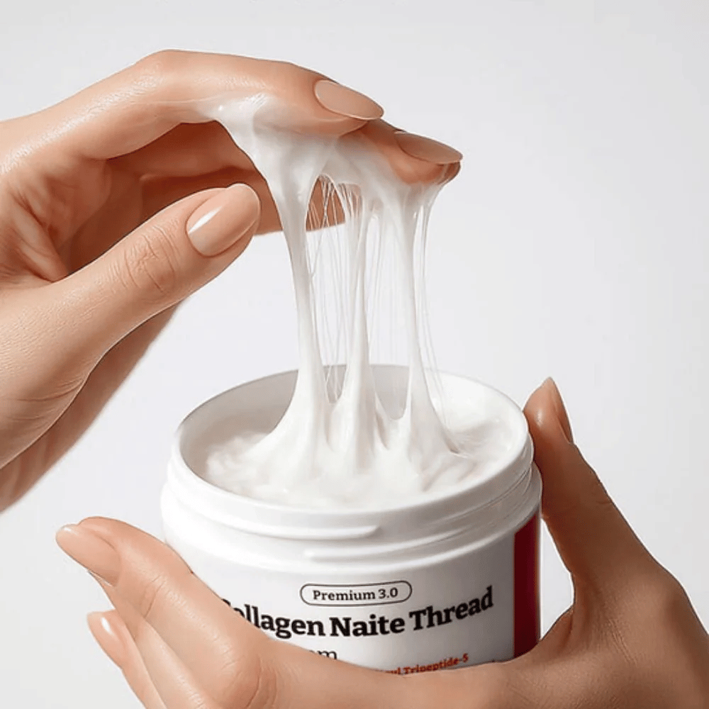 Κοντινή λήψη του MEDIPEEL Collagen Naite Thread Neck Cream Premium 3.0 που δείχνει την ινώδη, ελαστική υφή κρέμας με κολλαγόνο που προσφέρει εντατική ενυδάτωση και πιο σφιχτό δέρμα στο λαιμό και τη γραμμή της γνάθου.