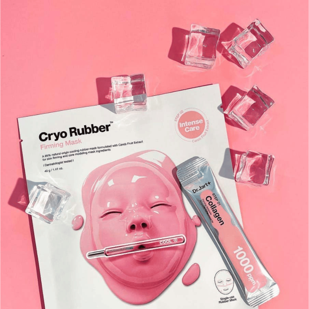 Μια Dr.Jart+ προϊόντος Cryo Rubber™ Firming Mask περιτριγυρισμένη από παγάκια σε ροζ φόντο, μαζί με ένα σωληνάριο με την ετικέτα "Collagen 1000 ppm".