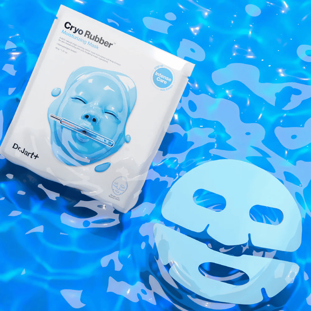 Dr.Jart+ Cryo Rubber Moisturizing Mask σε μπλε συσκευασία βρίσκεται στην επιφάνεια του νερού μαζί με μπλε μάσκα από καουτσούκ. Το προϊόν προβάλλεται ως εντατική ενυδατική φροντίδα.