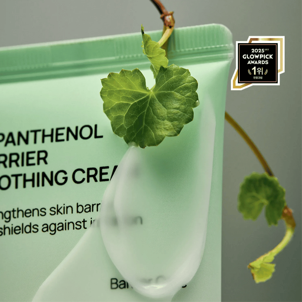 Jumiso D-Panthenol Barrier Soothing Cream με κρέμα και πράσινο φυτό, αναδεικνύει φυσικά συστατικά.