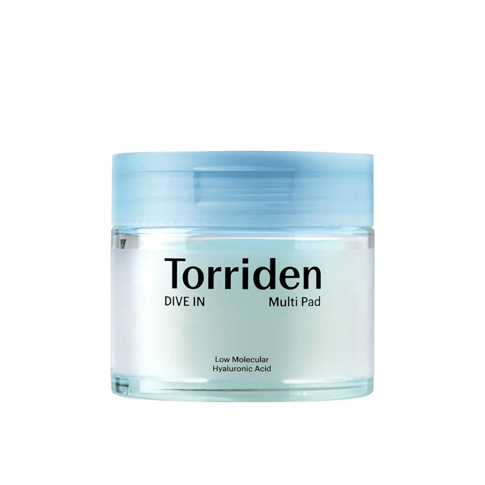 Διαφανές βάζο με Torriden "DIVE IN Multi Pad", υαλουρονικό οξύ, σε λευκό φόντο.