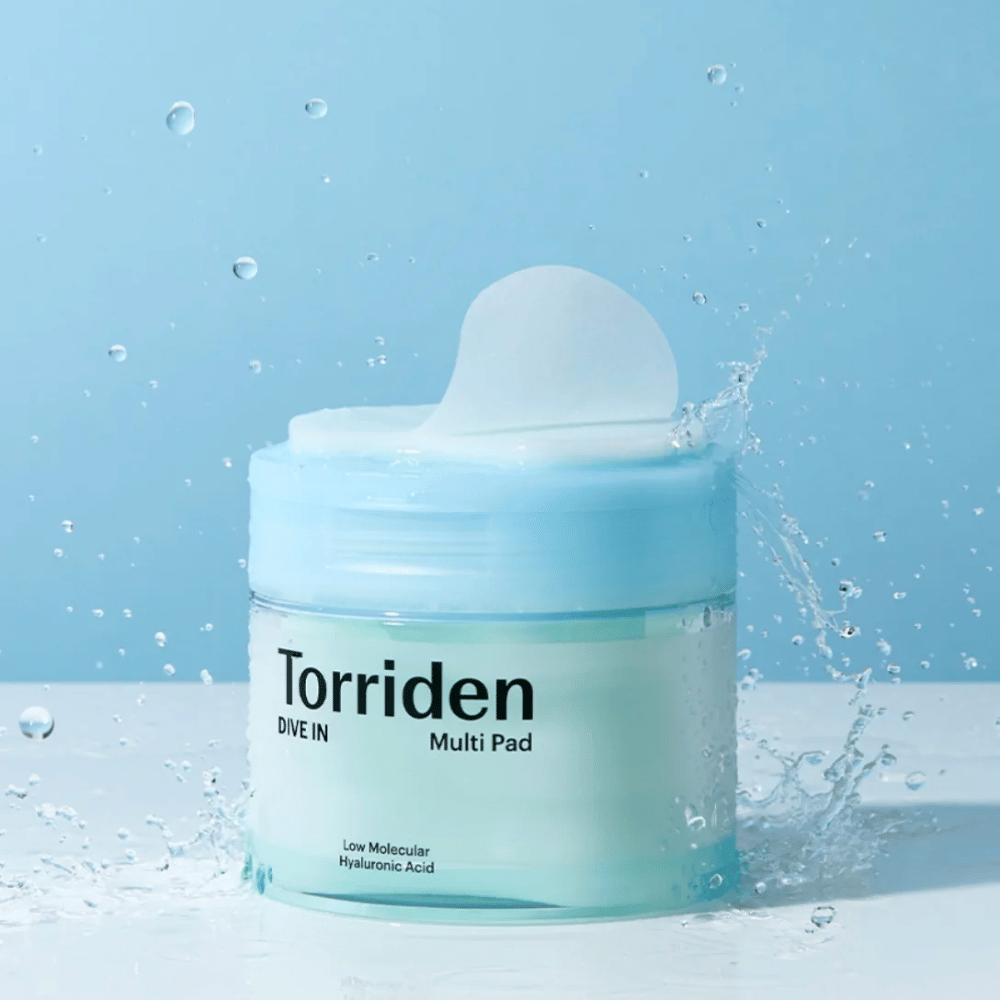 Torriden "DIVE IN Multi Pad" με σταγόνες νερού στον αέρα σε μπλε φόντο.