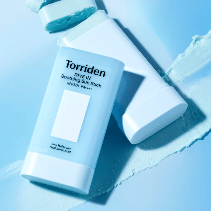 Torriden DIVE IN Soothing Sun Stick SPF50+ PA++++ μαζί με απλωμένη υφή προϊόντος που απεικονίζει την ενυδατική και ελαφριά εφαρμογή.