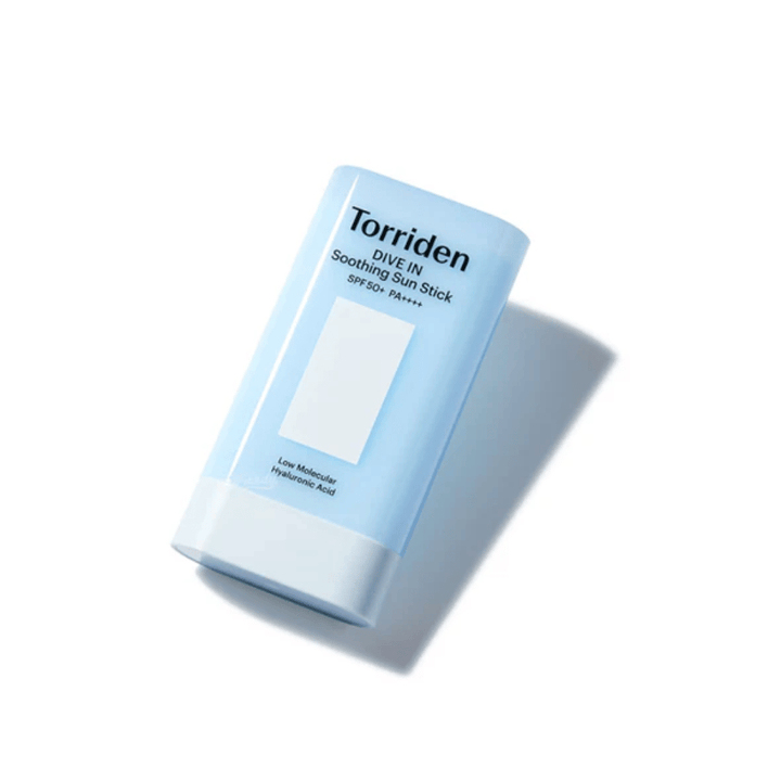 Torriden DIVE IN Soothing Sun Stick SPF50+ PA++++ φωτογραφημένο υπό γωνία που αναδεικνύει τον συμπαγή και πρακτικό σχεδιασμό.
