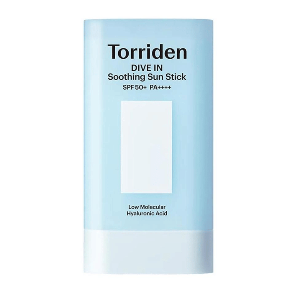 Torriden DIVE IN Soothing Sun Stick SPF50+ PA++++ με υαλουρονικό οξύ χαμηλού μοριακού βάρους σε ανοιχτό μπλε συσκευασία πάνω σε ουδέτερο φόντο.