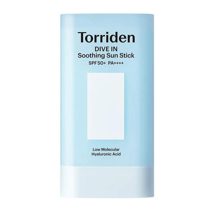 Torriden DIVE IN Soothing Sun Stick SPF50+ PA++++ με υαλουρονικό οξύ χαμηλού μοριακού βάρους σε ανοιχτό μπλε συσκευασία πάνω σε ουδέτερο φόντο.