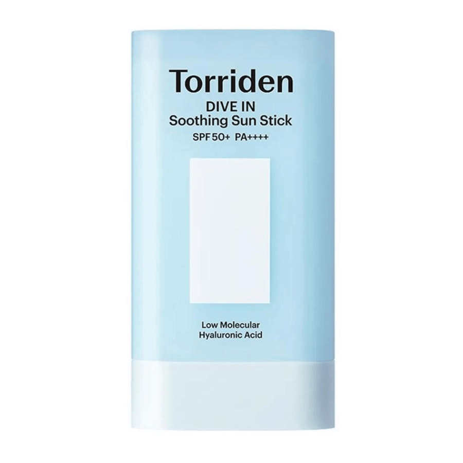 Torriden DIVE IN Soothing Sun Stick SPF50+ PA++++ με υαλουρονικό οξύ χαμηλού μοριακού βάρους σε ανοιχτό μπλε συσκευασία πάνω σε ουδέτερο φόντο.