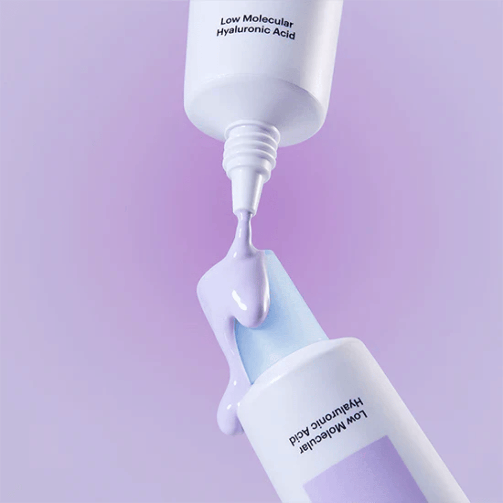 Κοντινό πλάνο του Torriden DIVE IN Tone Up Sun Cream Purple όπου η μωβ κρέμα εφαρμόζεται από το σωληνάριο για να αποδώσει την υφή του προϊόντος.