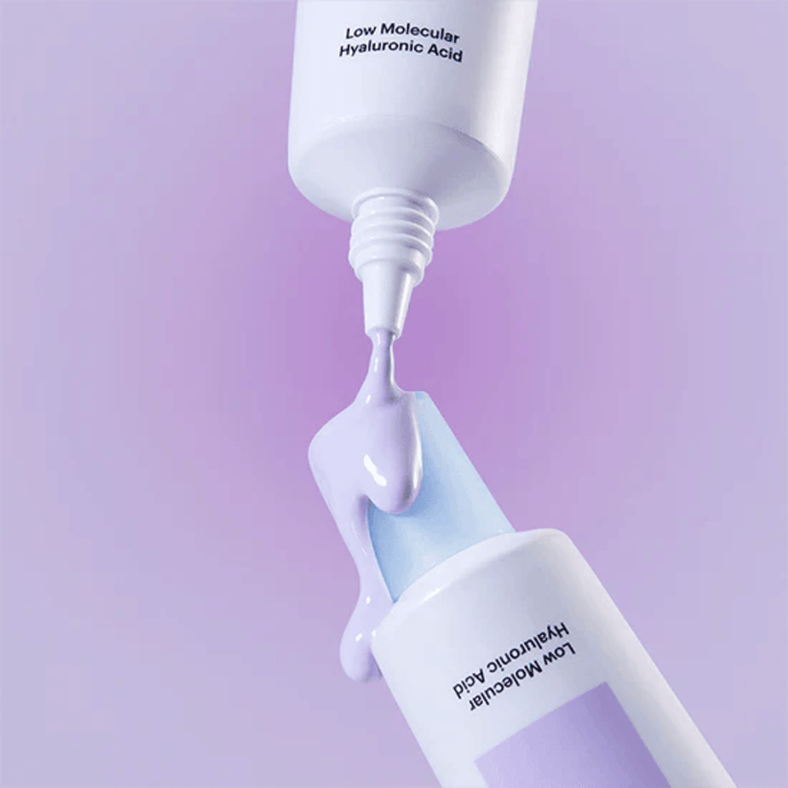 Κοντινό πλάνο του Torriden DIVE IN Tone Up Sun Cream Purple όπου η μωβ κρέμα εφαρμόζεται από το σωληνάριο για να αποδώσει την υφή του προϊόντος.