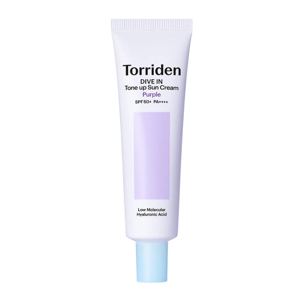 Torriden DIVE IN Tone Up Sun Cream Purple SPF50+ PA++++ σε λευκό και μωβ σωληνάριο με υαλουρονικό οξύ χαμηλού μοριακού βάρους σε ουδέτερο φόντο.