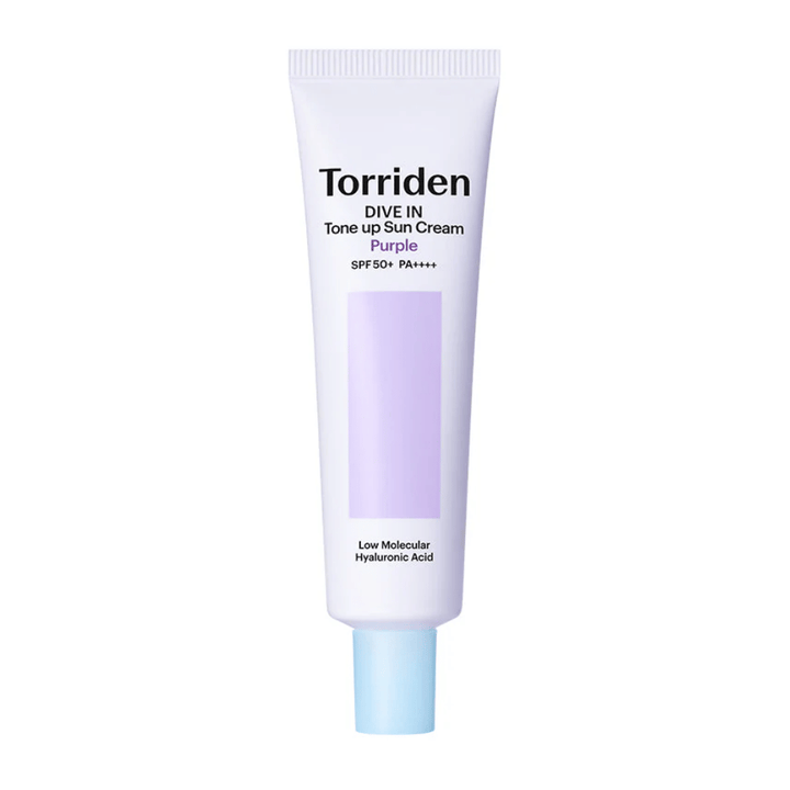 Torriden DIVE IN Tone Up Sun Cream Purple SPF50+ PA++++ σε λευκό και μωβ σωληνάριο με υαλουρονικό οξύ χαμηλού μοριακού βάρους σε ουδέτερο φόντο.