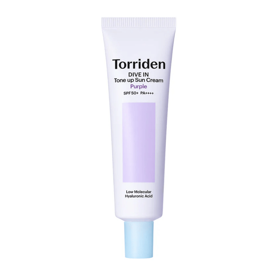 Torriden DIVE IN Tone Up Sun Cream Purple SPF50+ PA++++ σε λευκό και μωβ σωληνάριο με υαλουρονικό οξύ χαμηλού μοριακού βάρους σε ουδέτερο φόντο.