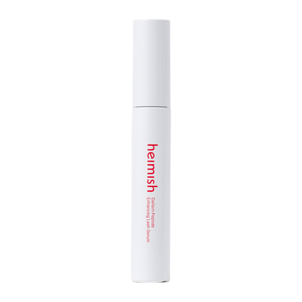 Εικόνα προϊόντος του Heimish Dailism Peptide Enhancing Lash Serum σε ανοιχτόχρωμο φόντο. Ο ορός περιποίησης βλεφαρίδων παρουσιάζεται σε κομψή λευκή συσκευασία με έμφαση στην καθημερινή φροντίδα και την ενδυναμωτική δράση για τις βλεφαρίδες.