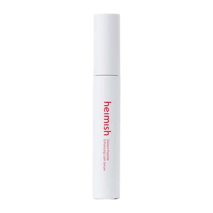 Εικόνα προϊόντος του Heimish Dailism Peptide Enhancing Lash Serum σε ανοιχτόχρωμο φόντο. Ο ορός περιποίησης βλεφαρίδων παρουσιάζεται σε κομψή λευκή συσκευασία με έμφαση στην καθημερινή φροντίδα και την ενδυναμωτική δράση για τις βλεφαρίδες.