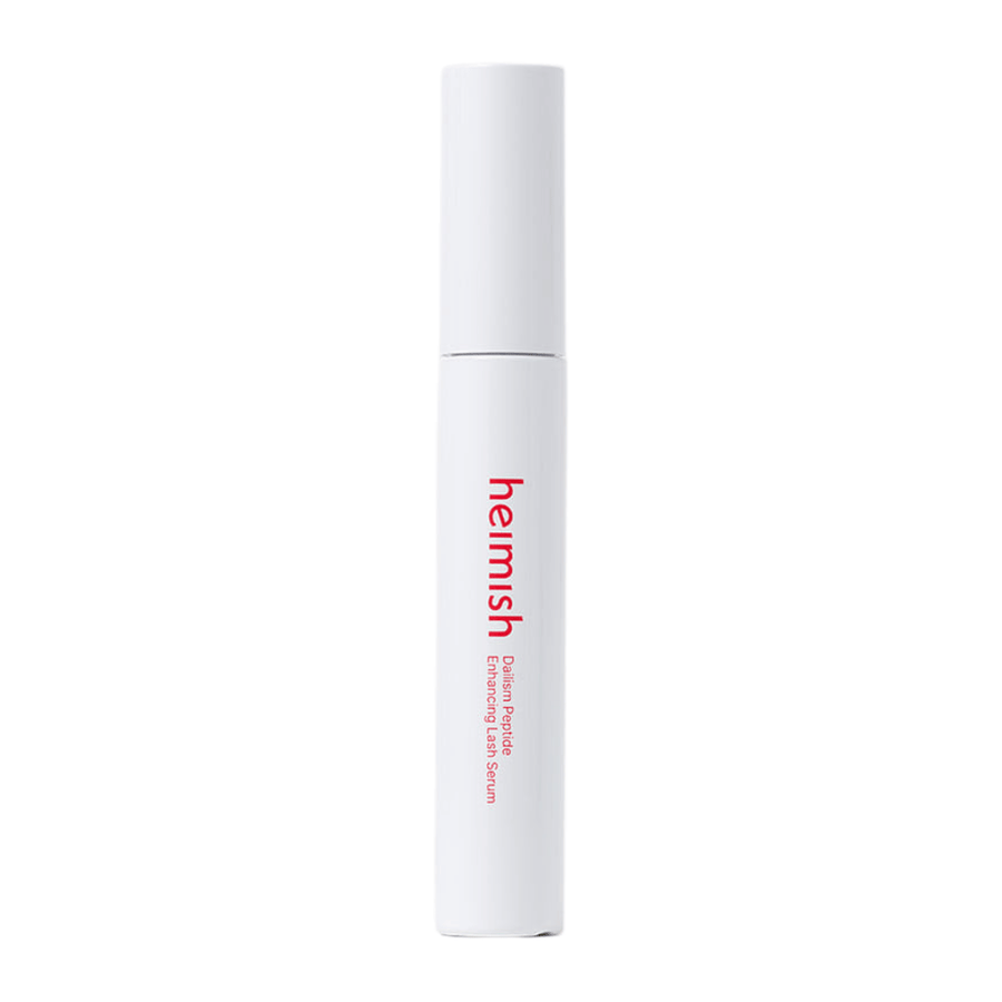 Εικόνα προϊόντος του Heimish Dailism Peptide Enhancing Lash Serum σε ανοιχτόχρωμο φόντο. Ο ορός περιποίησης βλεφαρίδων παρουσιάζεται σε κομψή λευκή συσκευασία με έμφαση στην καθημερινή φροντίδα και την ενδυναμωτική δράση για τις βλεφαρίδες.