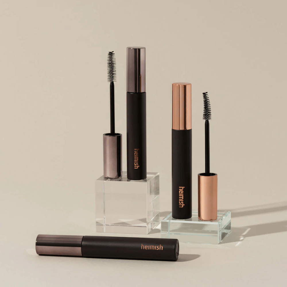 Heimish Dailism Smudge Stop Mascara με ορατές βούρτσες που δείχνουν τη διαφορά μεταξύ βούρτσας όγκου και βούρτσας καμπύλωσης.