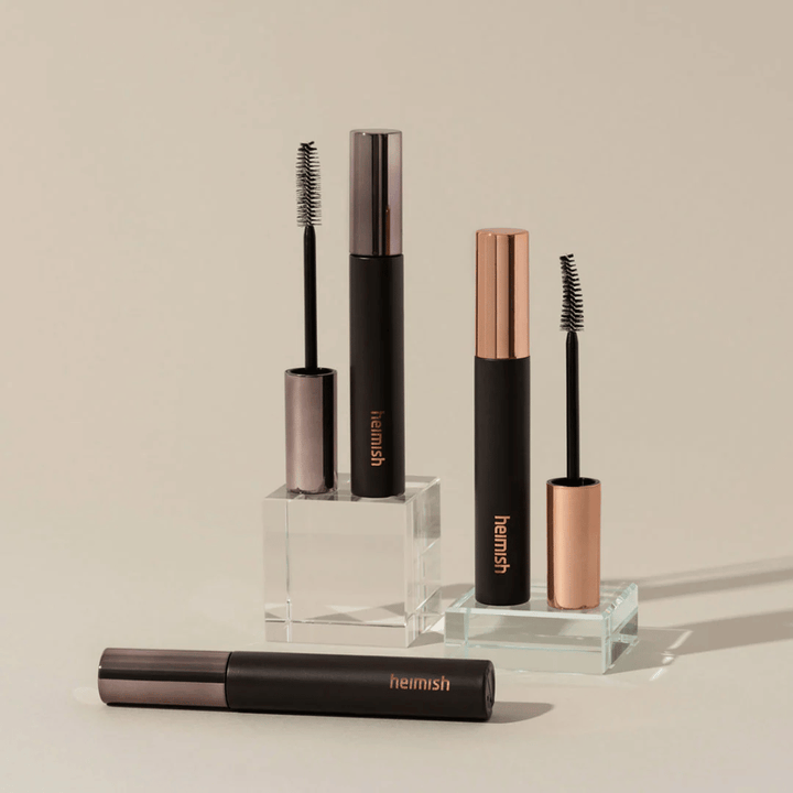 Heimish Dailism Smudge Stop Mascara με ορατές βούρτσες που δείχνουν τη διαφορά μεταξύ βούρτσας όγκου και βούρτσας καμπύλωσης.