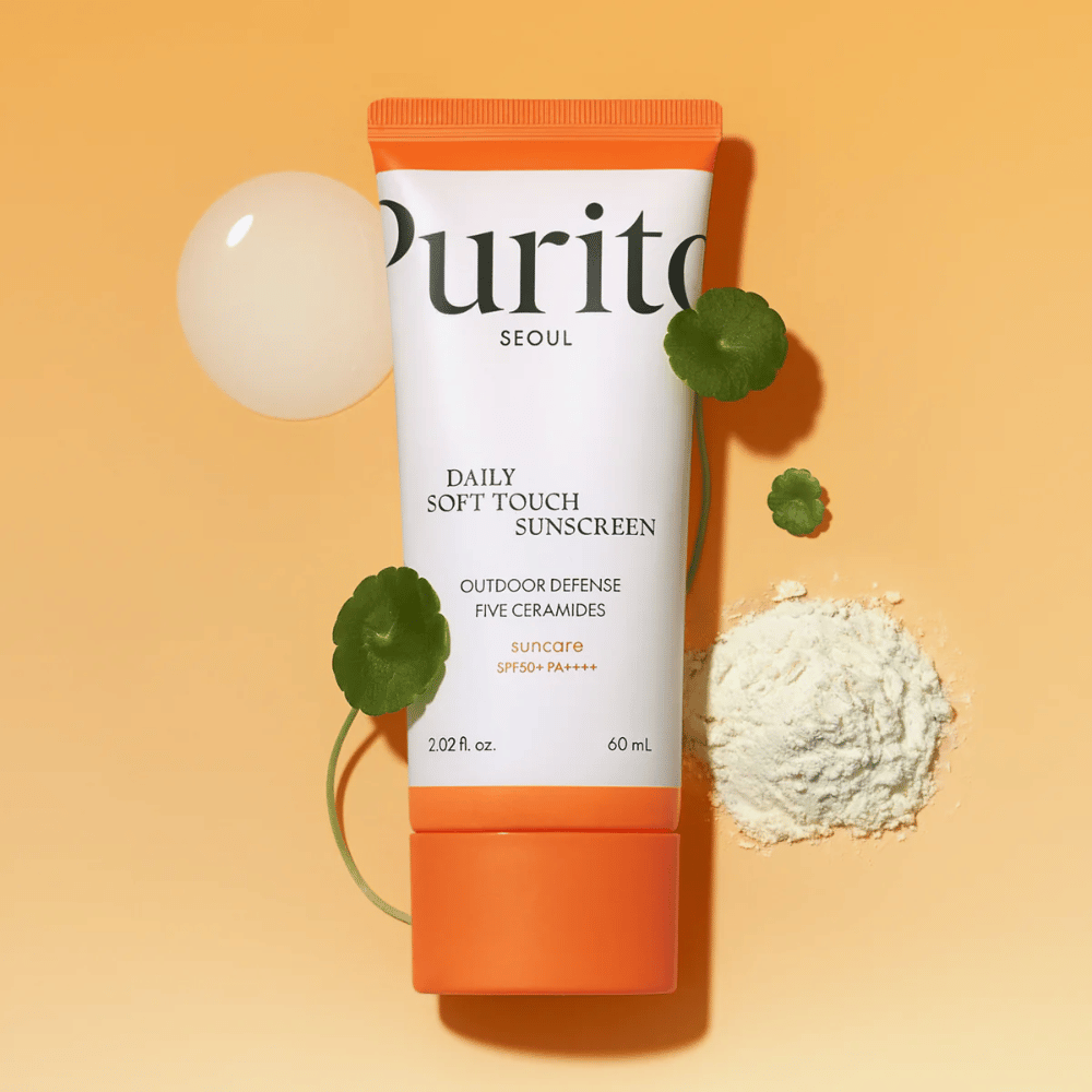 Purito Daily Soft Touch Sunscreen είναι ένα αντηλιακό με SPF50+ PA++++ που προστατεύει αποτελεσματικά το δέρμα από τις UV ακτίνες. Περιέχει πέντε κεραμίδια για να ενισχύσει τον δερματικό φραγμό και Centella Asiatica για καταπραϋντική δράση. Ελαφριά φόρμουλα που απορροφάται γρήγορα χωρίς να αφήνει κολλώδη αίσθηση. Κατάλληλο για όλους τους τύπους δέρματος, ακόμη και για ευαίσθητο δέρμα. Βίγκαν και cruelty-free.