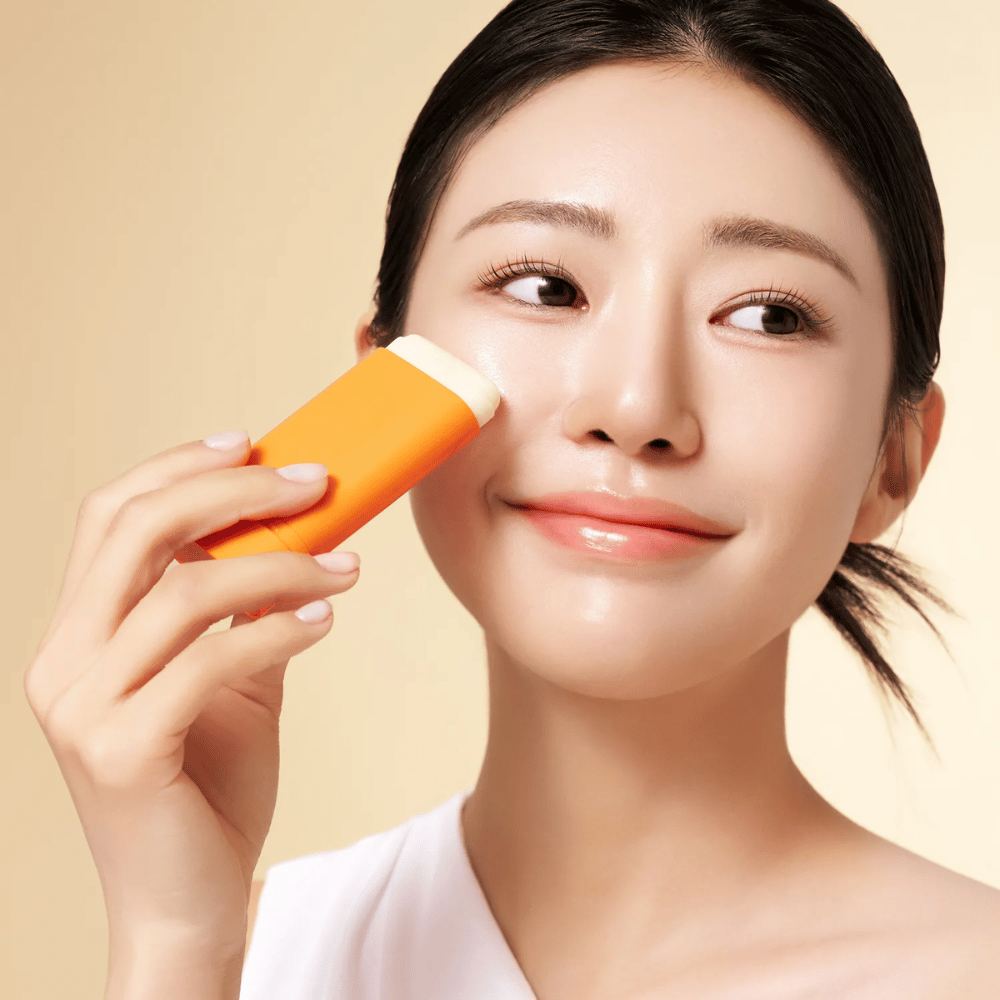 Purito Daily Soft Touch Sunscreen Stick είναι εύκολο να εφαρμοστεί απευθείας στο δέρμα – χωρίς κολλώδη αίσθηση ή λευκά υπολείμματα. Είναι ιδανικό για ευαίσθητο δέρμα και προσφέρει μεταξένια αντηλιακή προστασία με SPF50+ PA++++.
