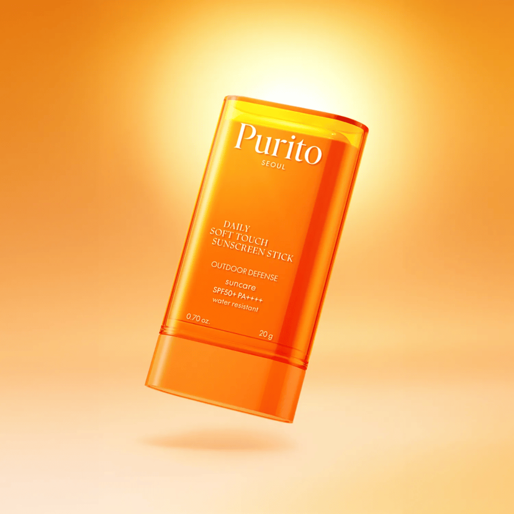 Purito Daily Soft Touch Sunscreen Stick με SPF50+ PA++++ παρέχει ανθεκτική στο νερό προστασία από UVA/UVB. Η ελαφριά φόρμουλα γλιστράει ομαλά πάνω στο δέρμα χωρίς να κολλάει – ιδανικό για καθημερινή προστασία σε εξωτερικούς χώρους.