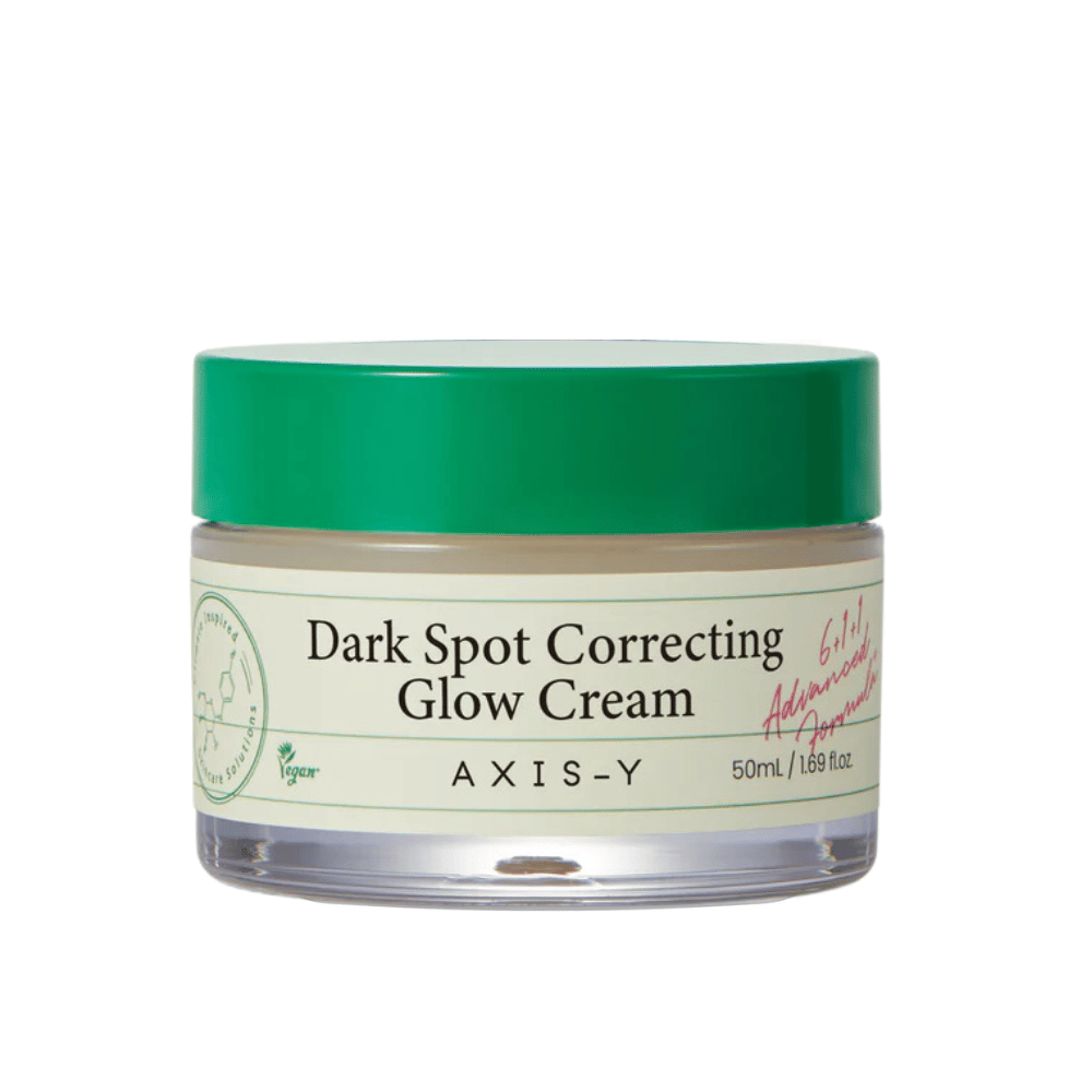 Ένα βάζο από "AXIS-Y Dark Spot Correcting Glow Cream". Αυτή η κρέμα προορίζεται να διορθώσει τις σκούρες κηλίδες και να δώσει λάμψη στο δέρμα. Η συσκευασία είναι κομψή με μια διαφανή βάση και ένα εντυπωσιακό πράσινο καπάκι.