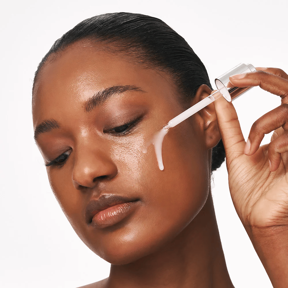 Άτομο εφαρμόζει Deep Collagen Power Boosting Cream in Serum στο μάγουλο με πιπέτα. Ο ορός προσφέρει πιο σφιχτό, ενυδατωμένο δέρμα με λάμψη.