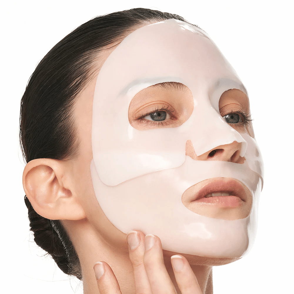 Γυναίκα με Sungboon Editor Deep Collagen Power Boosting Mask σε υδρογέλη, μια ενυδατική μάσκα φύλλου που ενισχύει την ελαστικότητα του δέρματος.