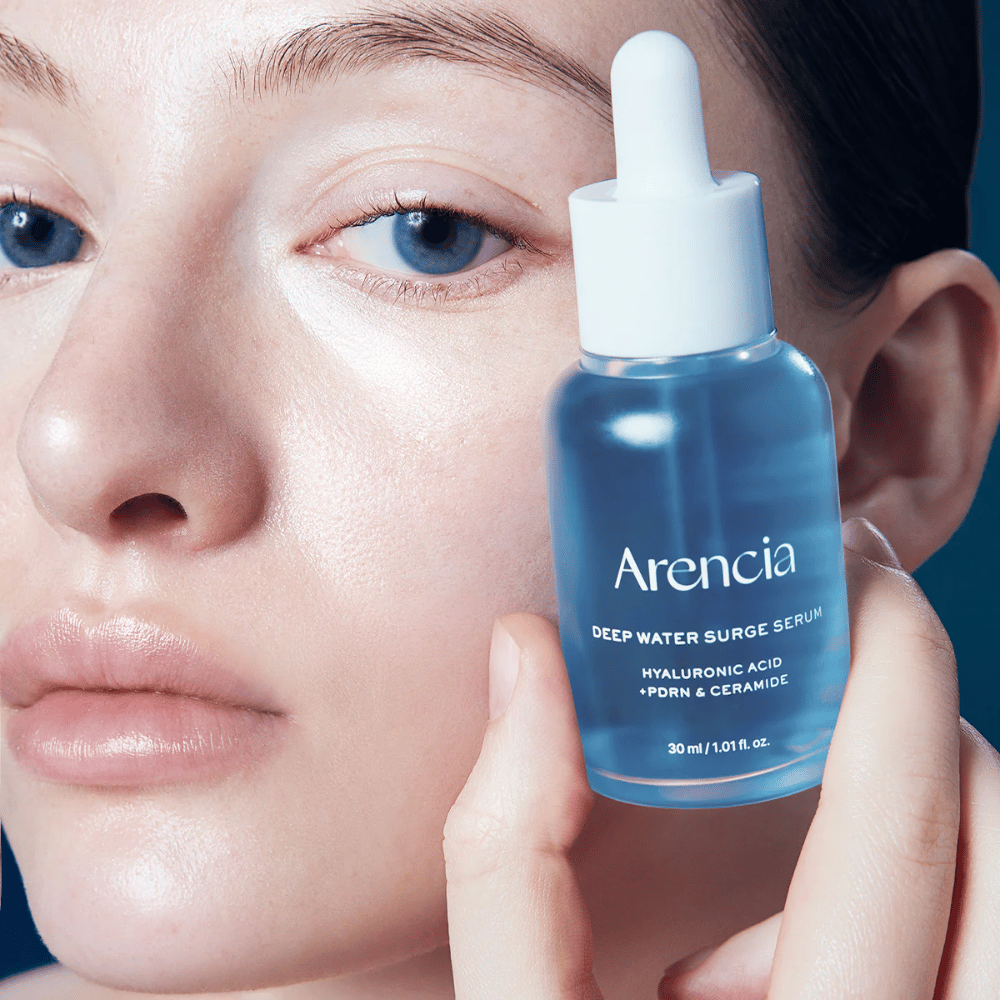 Μοντέλο εφαρμόζει Arencia Deep Water Surge Serum – ενυδατικός κορεάτικος ορός με υαλουρονικό οξύ, PDRN και κεραμίδια που καταπραΰνουν την ευαίσθητη επιδερμίδα και ενισχύουν τον φραγμό του δέρματος.