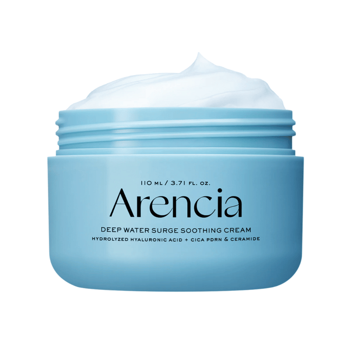Κοντινή λήψη της Arencia Deep Water Surge Soothing Cream που δείχνει την απαλή, δροσιστική υφή της κρέμας για βαθιά ενυδάτωση του ξηρού και ευαίσθητου δέρματος.