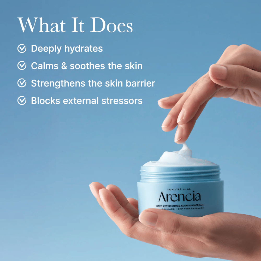 Εφαρμογή της Arencia Deep Water Surge Soothing Cream – ελαφριά κρέμα-τζελ με υαλουρονικό οξύ και κεραμίδια που απορροφάται γρήγορα χωρίς να αφήνει κολλώδη αίσθηση.