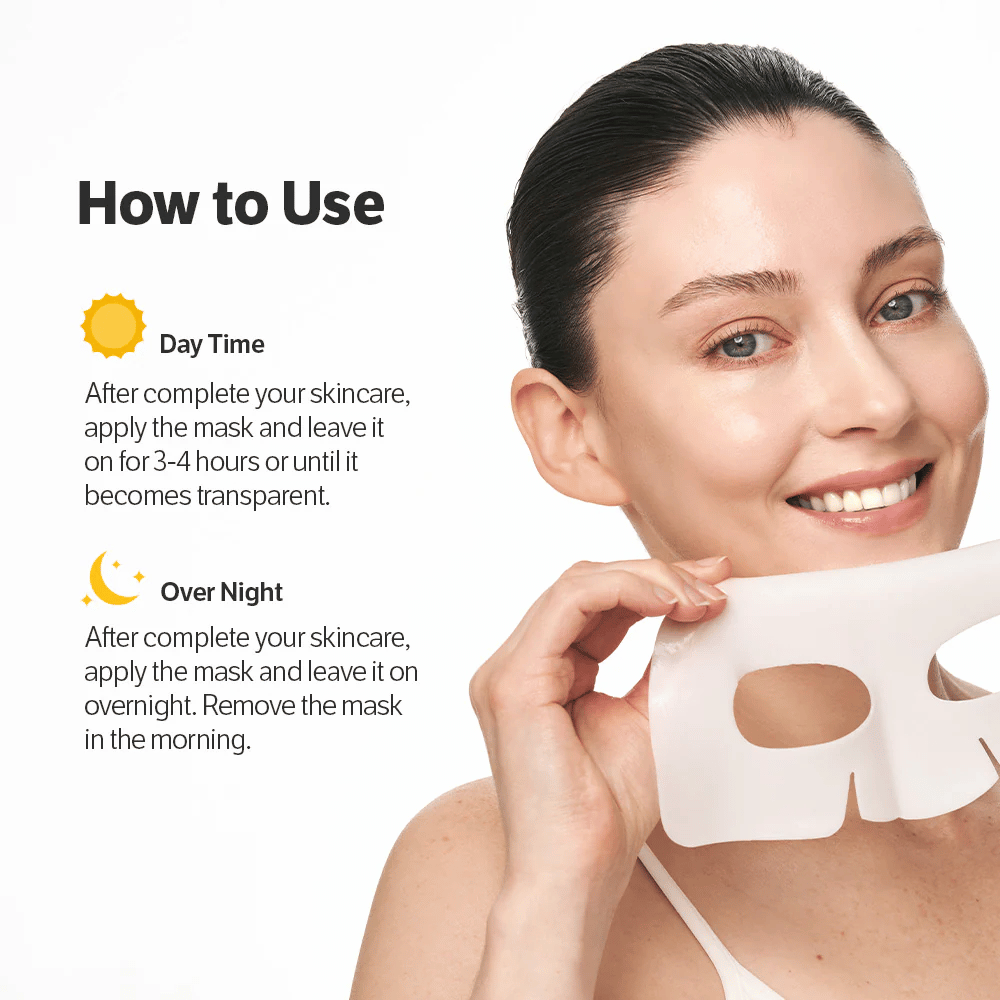 Γυναίκα που κρατάει Sungboon Editor Deep Collagen Power Boosting Mask με οδηγίες χρήσης για την ημέρα και τη νύχτα.