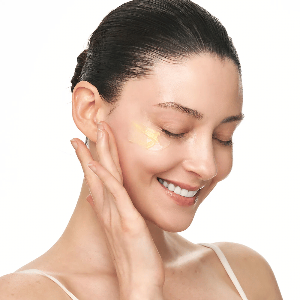 Άτομο κάνει μασάζ Sungboon Editor Deep Collagen Retinol Capsule Cream στο μάγουλο. Το προϊόν προσφέρει λάμψη, σφριγηλότητα και μακροχρόνια ενυδάτωση.