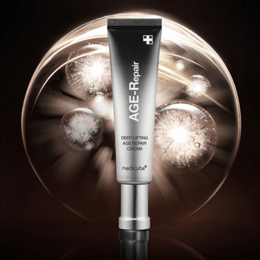 Medicube Deep Lifting Age Repair Cream σε ασημένιο σωλήνα με φόντο με εφέ φωτισμού, συμβολίζει την αντιγήρανση και την ανανέωση του δέρματος.