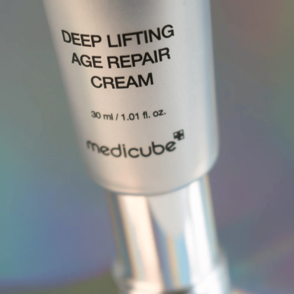 Κοντινό πλάνο του Medicube Deep Lifting Age Repair Cream σε ασημένια συσκευασία, 30 ml.