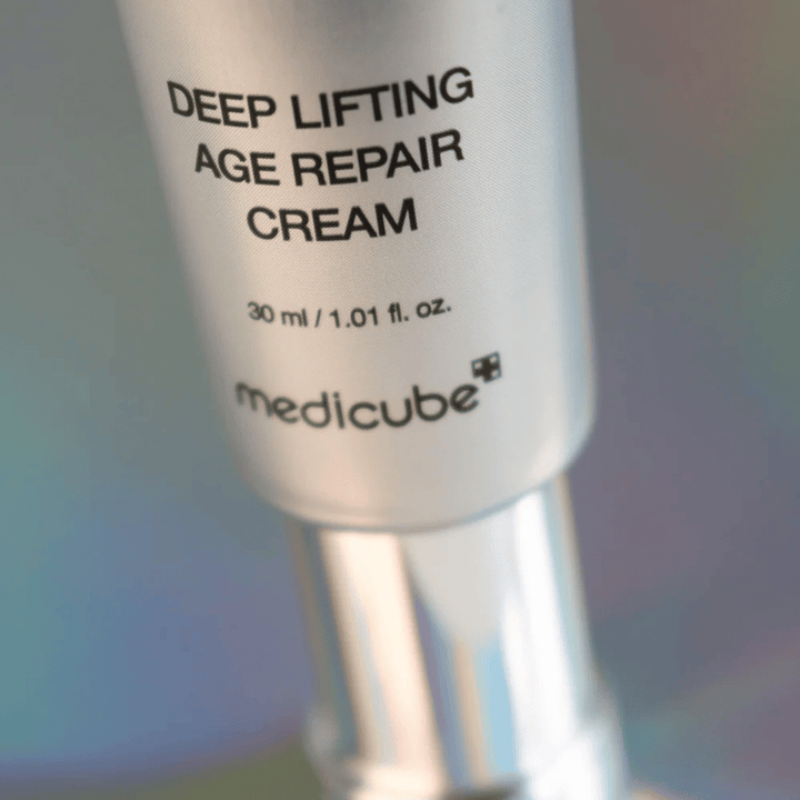 Närbild på Medicube Deep Lifting Age Repair Cream i silverförpackning, 30 ml.