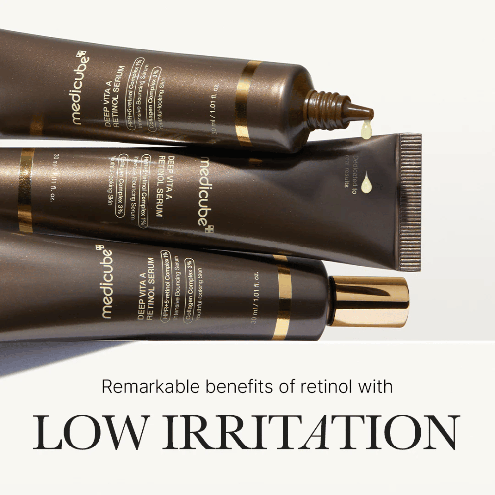 Τρεις σωλήνες από Medicube Deep Vita A Retinol Serum με σταγόνες ορού, αναδεικνύουν τα οφέλη της ρετινόλης με χαμηλό ερεθισμό.
