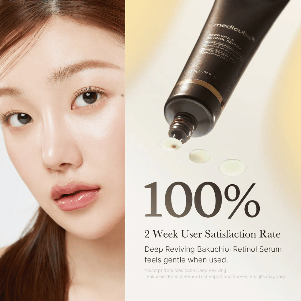 Εικόνα διαφήμισης για Medicube Deep Vita A Retinol Serum με κοντινό πλάνο σε μια γυναίκα, τον σωλήνα του προϊόντος και κείμενο που δείχνει 100% ικανοποίηση χρηστών μετά από δύο εβδομάδες.